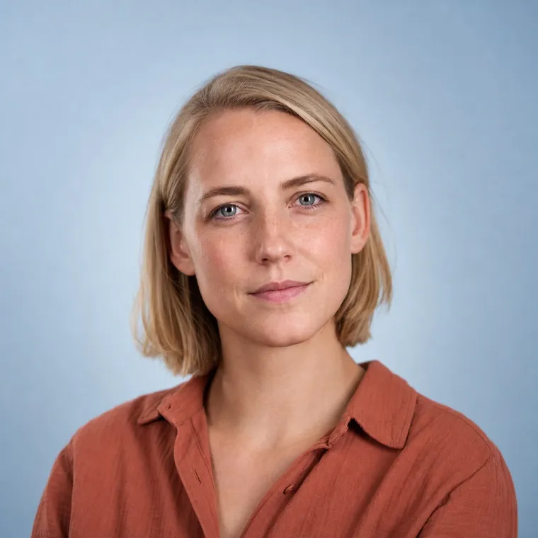KI-erzeugtes Porträt, keine reale Person. Ella Brandt, Lead Management Specialist