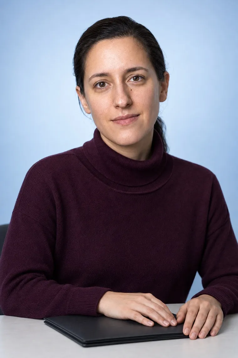 KI-erzeugtes Porträt, keine reale Person. Katharina Voss, Justiziarin