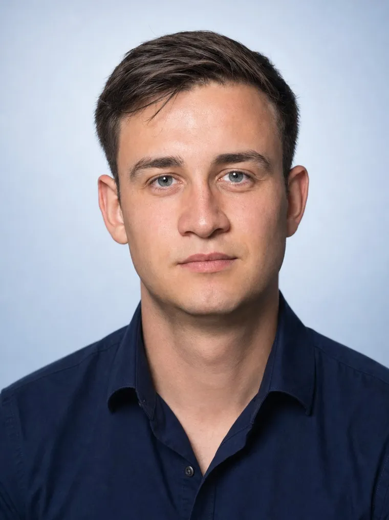 KI-erzeugtes Porträt, keine reale Person. Simon Berger, Head of Operations